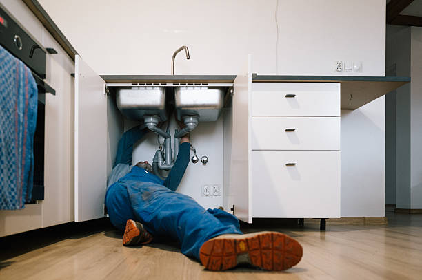 Professional Emergency Plumber technician working in Mascotte, FL